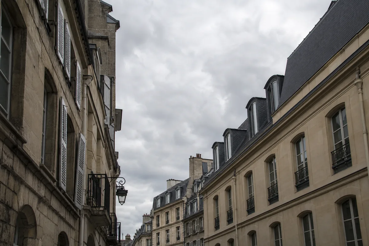 Toits d’ardoise et lucarnes d’une rue ancienne de Saint-Germain-en-Laye sous un ciel gris