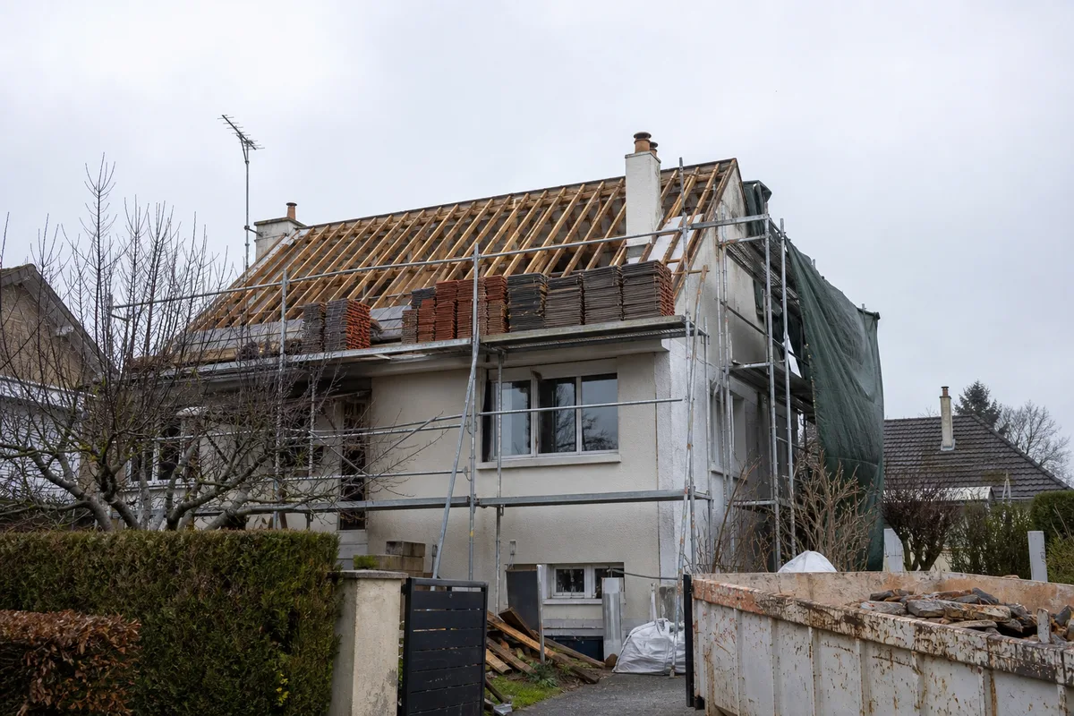 Toiture de pavillon en cours de refection avec echafaudage dans les Yvelines