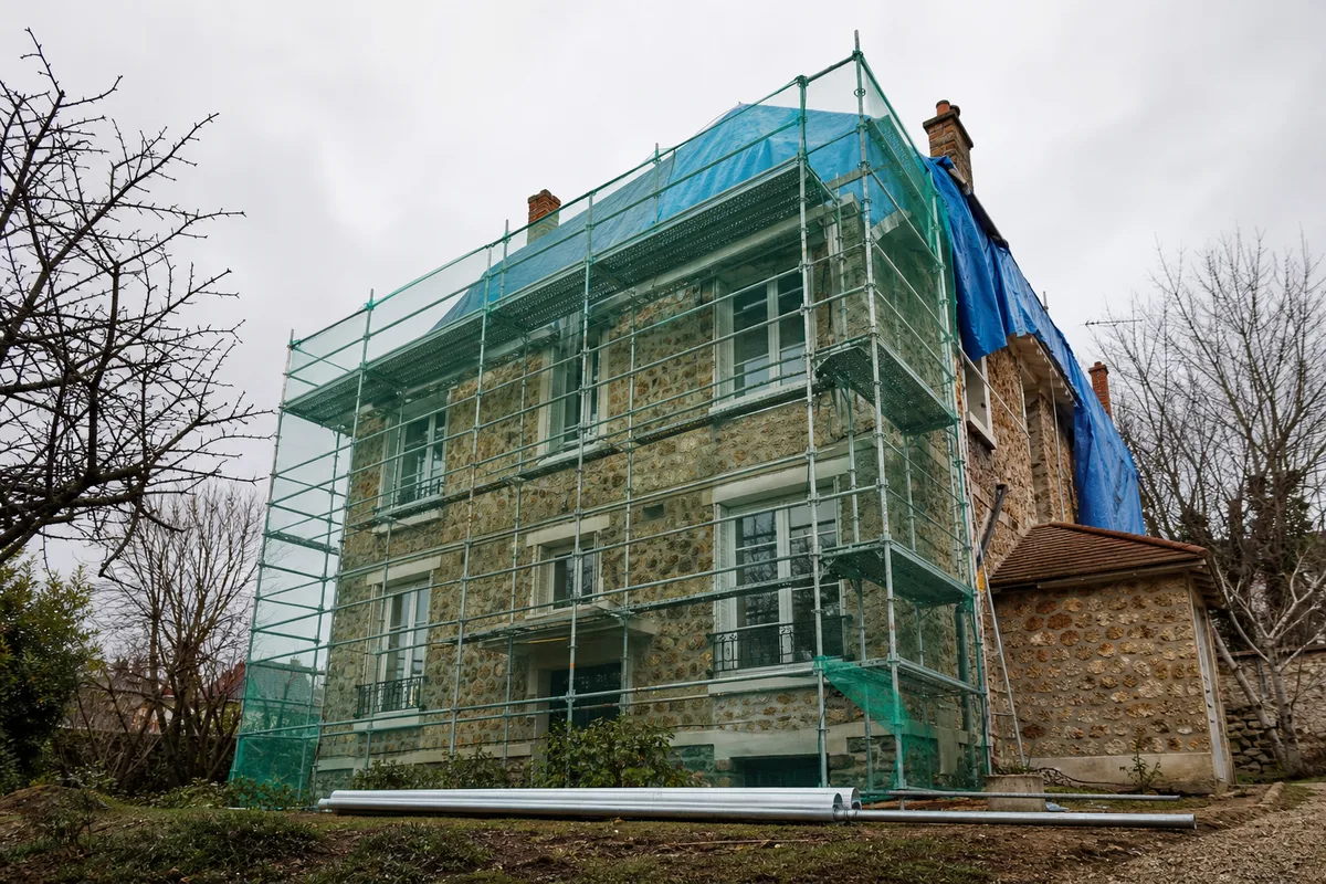 Échafaudage monté sur un pavillon des Yvelines pendant une réfection de toiture